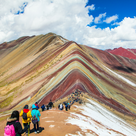 La montaña de los 7 Colores (también llamado Vinicunca o simplemente ‘montaña arcoíris’) es una de las nuevas y mejores atracciones del Perú. Ubicada a más de 100 kilómetros de la ciudad del Cusco, en una cumbre altitudinal situada a 5,200 metros sobre el nivel del mar (m.s.n.m.). Se trata de una formación montañosa teñida de varias tonalidades producto de la compleja combinación de minerales. Las laderas y la cumbre están teñidas de diversas tonos que incluyen el rojo, morado, verde, amarillo, rosado y otras variaciones. Este atractivo turístico estuvo rodeado de hielo hace no muchos años. Desde el 2016, este lugar recibe a cientos de visitantes al día convirtiéndose, junto con Machu Picchu, en uno de los lugares más visitados en Cusco-Perú.